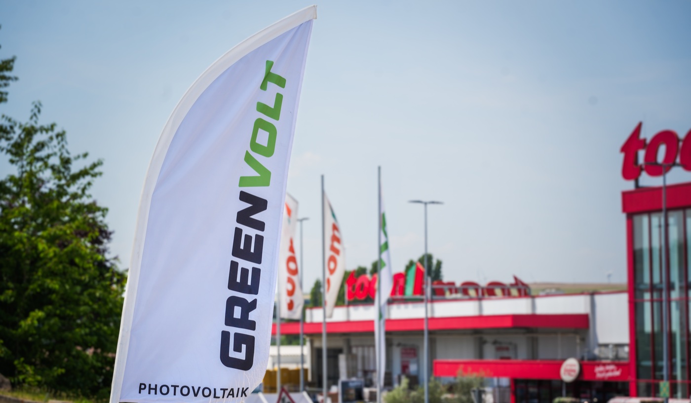 GreenVolt-Beachflag mit Photovoltaik-Schriftzug am Standort in Rheinhessen